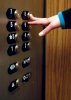 лифт_крупно кнопки и рука человека