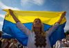 девушка с флагом Украины в вышиванке