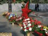 цветы возле "Скорбящей матери" в Запорожье