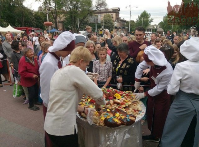 День матери в Запорожье. Разрезание каравая