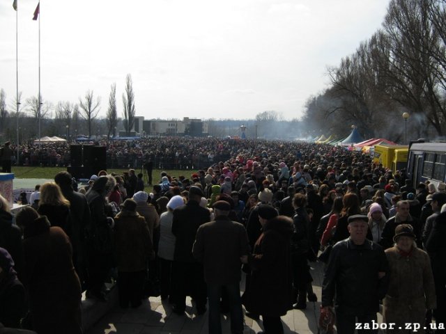 толпа на Радуге в Запорожье (масленица 2013)