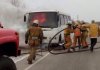 Автобус горит на запорожской трассе