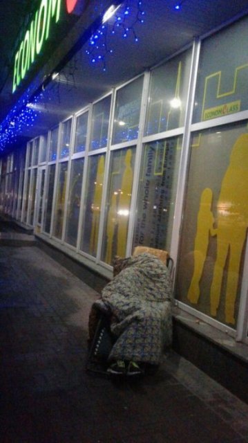 Секонд-хенд. Мужчина ночует у магазина в Запорожье