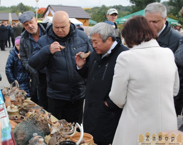 Син и слоны. На Дне города мэр Запорожья приценивается к керамике