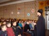 священник общается со школьниками