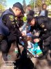 Полицейские оказывают помощь пострадавшей женщине