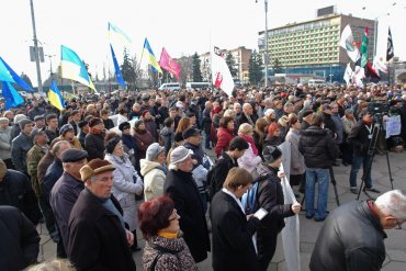 толпа людей на площади