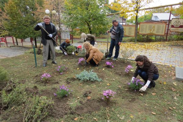 Мелитополь_студенты озеленяют город