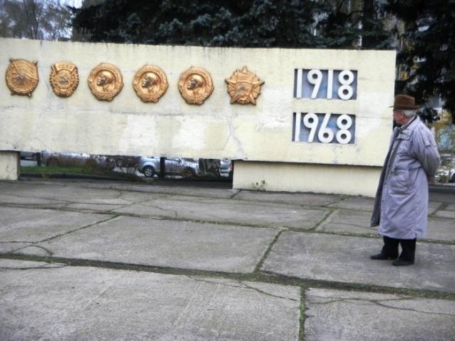 возле памятника "Тревожная молодость" возле памятника "Тревожная молодость"