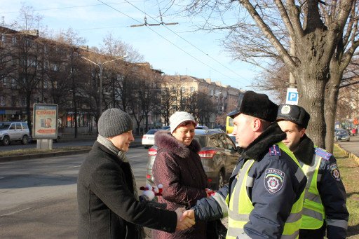 гаишники дарят подарки