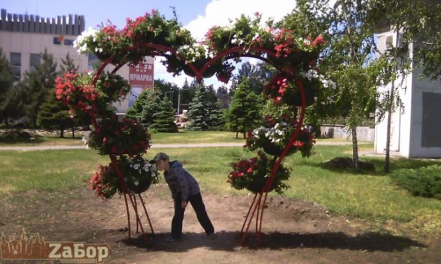 Цветочная арка в виде сердца напротив ДК ДСС (Запорожье) Цветочная арка в виде сердца напротив ДК ДСС (Запорожье)