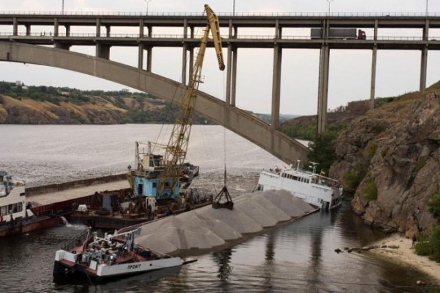 Баржа, тонущая у берегов Запорожья