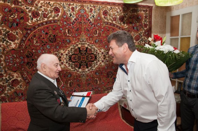 Буряк Владимир и ветеран на 90-летие Буряк Владимир и ветеран на 90-летие