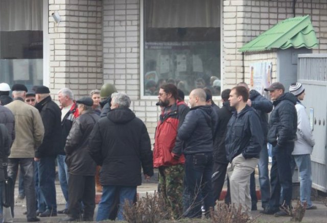 активисты возле военной части активисты возле военной части