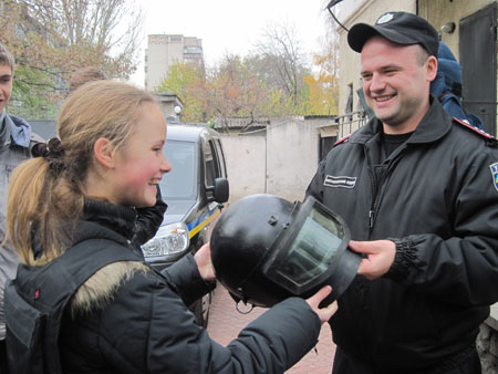 девочка в бронежилете с милиционером