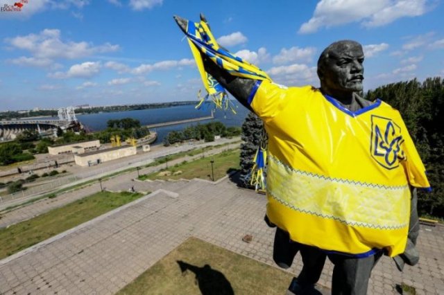 Ленин (памятник) в футболке сборной Украины