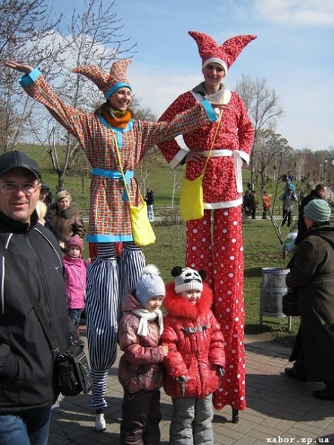 масленица 2013 в Запорожье люди на ходулях