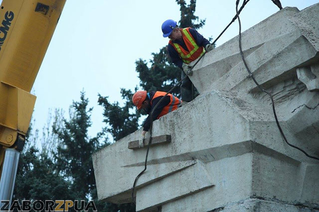 Памятник Ленинскому комсомолу в Запорожье демонтируют