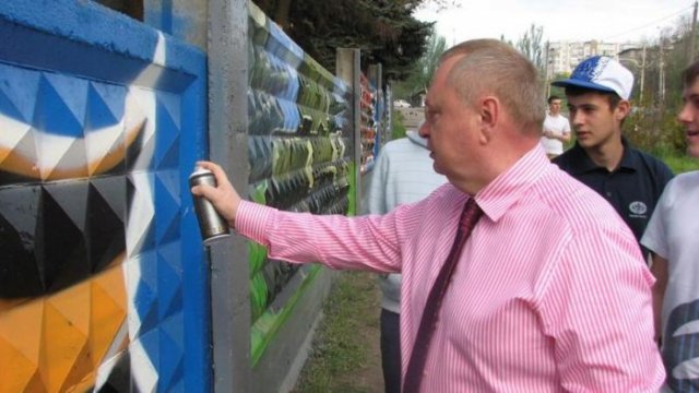 Пеклушенко рисует граффити Пеклушенко рисует граффити