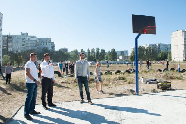 Буряк Владимир на детской площадке на Бабурке