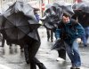 дождь_людей с зонтами сносит ветром