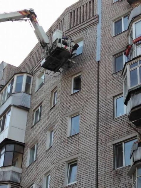 Подъемный кран у дома - цветы через окно Подъемный кран у дома - цветы через окно