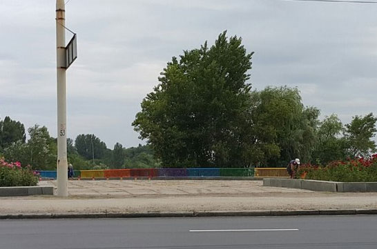 Ограда у Правобережного пляжа окрашена в цвета радуги