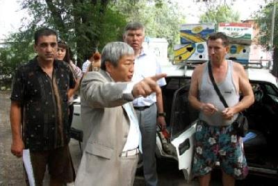 син тыкает пальцем_рейд в шевченковском р.