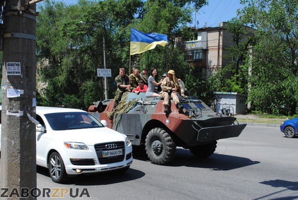 девушки на БТРе Запорожье девушки на БТРе Запорожье